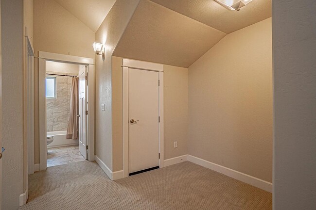 Building Photo - 3 Bedroom townhouse with stunning Ashland views! | Available Now