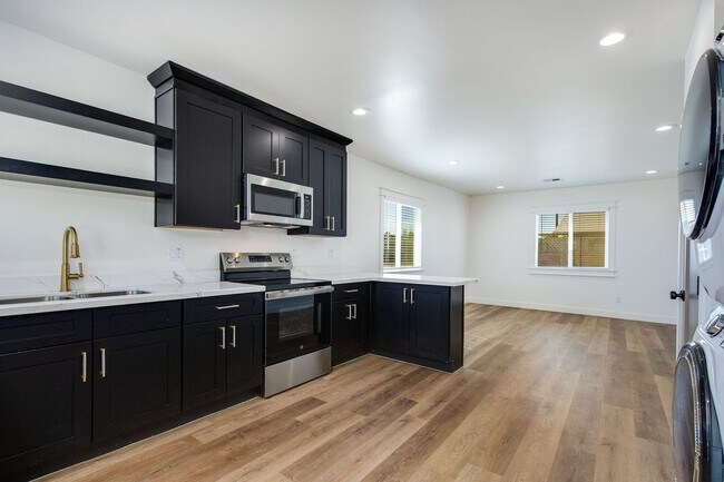 Building Photo - 1329