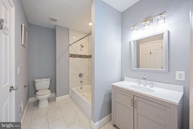 Building Photo - 10 N Ellwood Ave