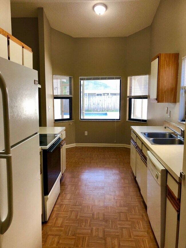 Building Photo - 3/2 Pool Home in Alafaya Woods - Renovated 2021