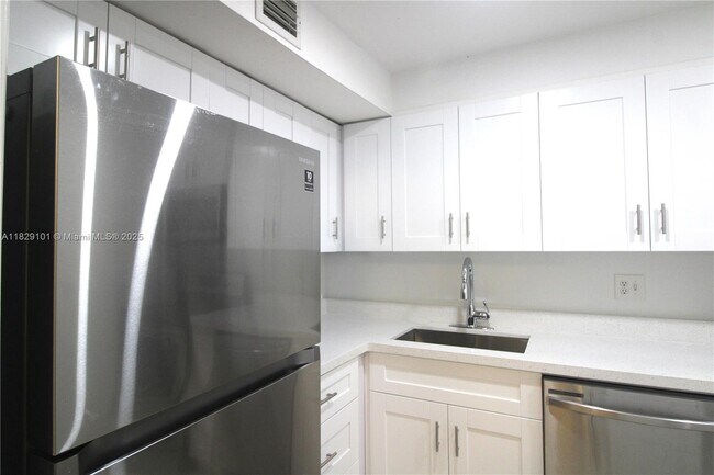 Building Photo - 3750 Inverrary Dr