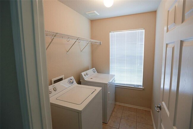 Building Photo - 2107 Charlotte Estates Dr