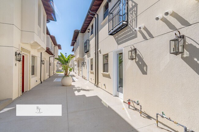 Building Photo - Whitmore Villas 140