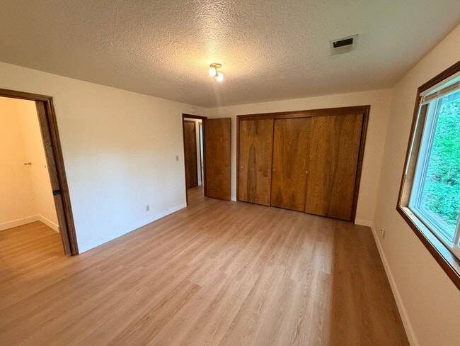 Building Photo - Brand New Flooring and Paint Upper Level Duplex