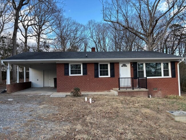 Building Photo - 3 BED, 1 BATH BRICK HOME LOCATED IN ASHEBORO
