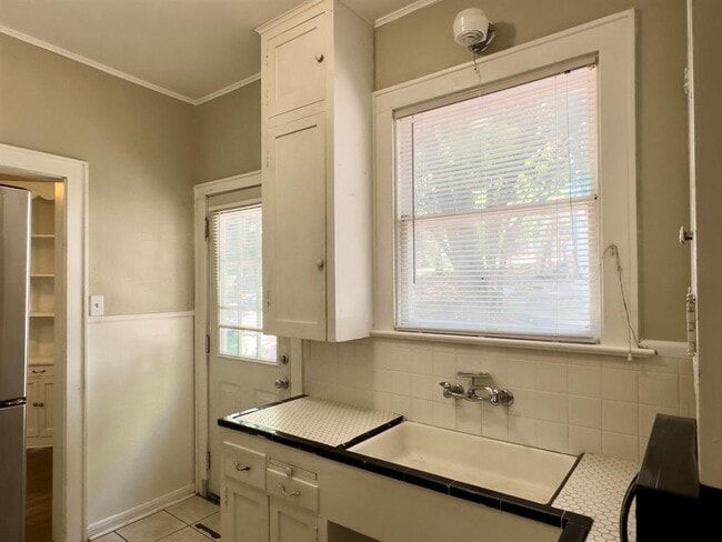 Building Photo - 202 E 31st St