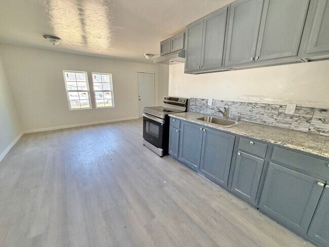 Building Photo - 2 bed newly renovated!