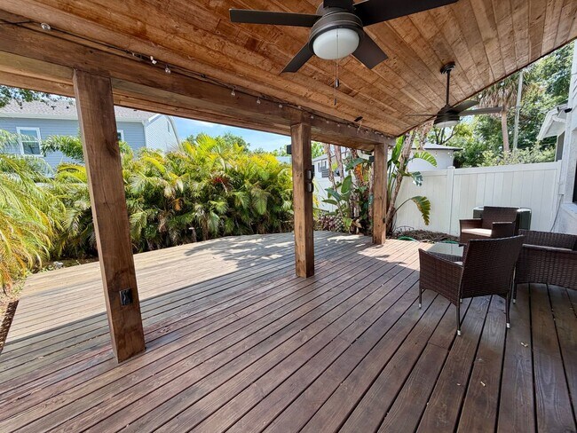 Building Photo - Updated 3 Bed 2.5 Bath Townhouse - SoHo / Hyde Park Area