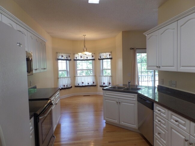 Building Photo - 10 Sawmill Rd W