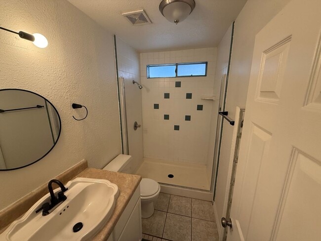 Building Photo - Three Bedroom Two Bathroom Home in Hemet!