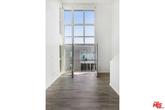 Building Photo - 5750 Hollywood Blvd
