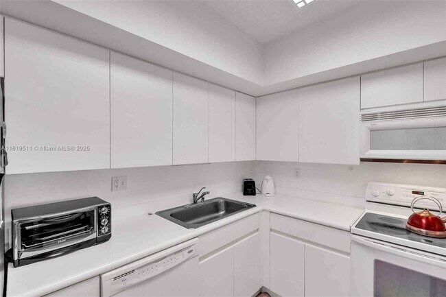 Building Photo - 9455 Collins Ave