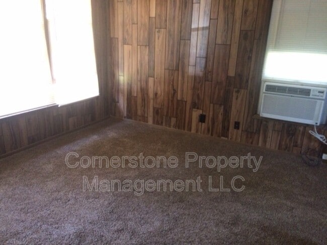 Building Photo - 627-629 E 8th St