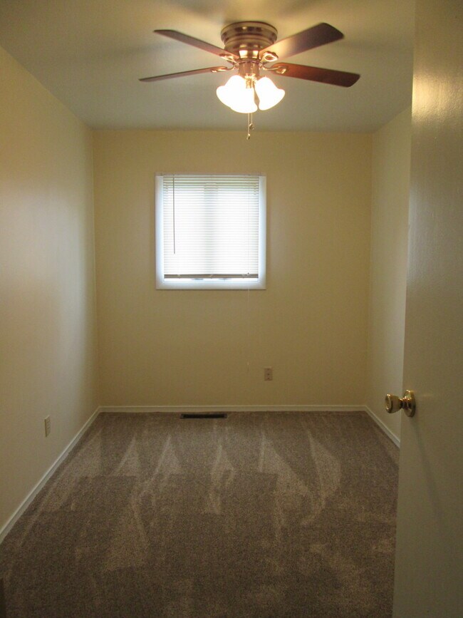 Building Photo - 3504 Oakview Dr