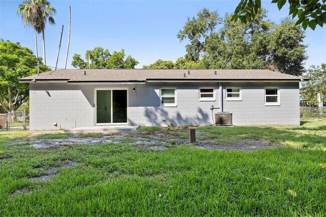 Building Photo - 950 Pearl Dr