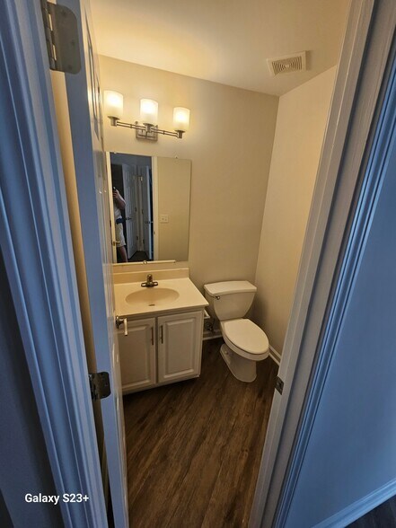 Building Photo - 304 Oak Cove Dr