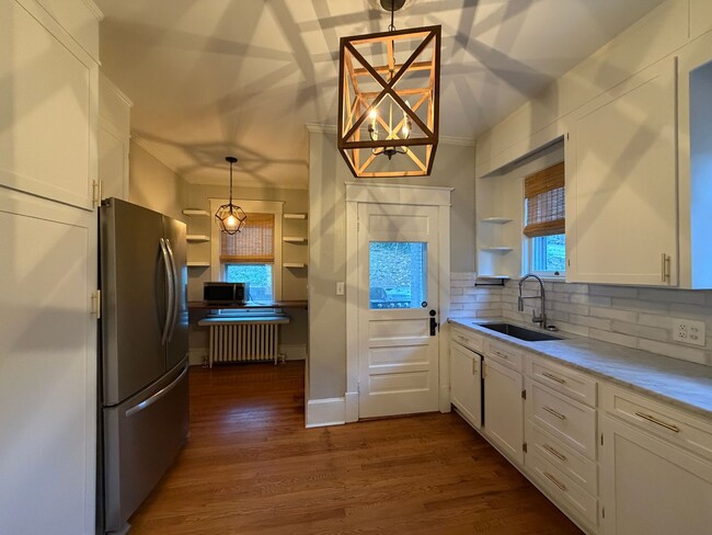 Building Photo - South Roanoke Charm!