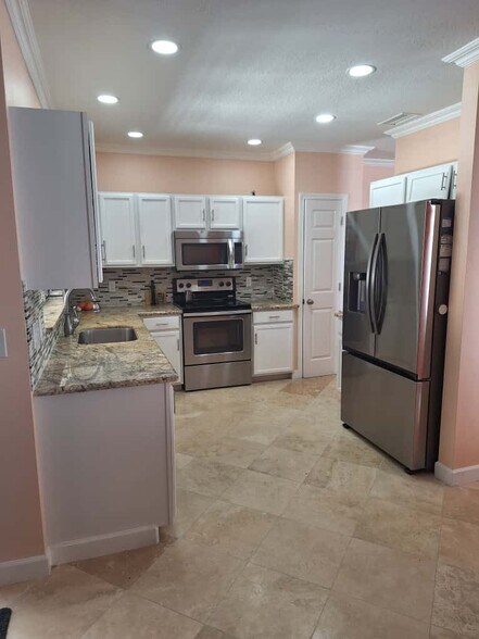 Kitchen - 1049 Blackwater Dr
