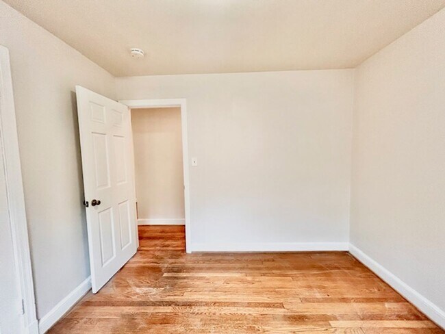 Building Photo - 4534 Avondale St