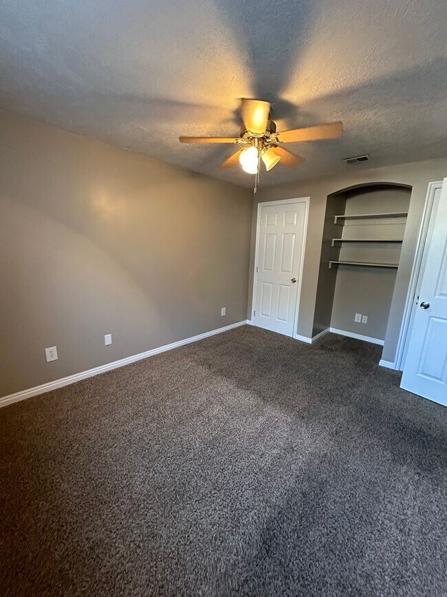 Building Photo - Must See!! 4 bedrooms 2 baths house in Lay...