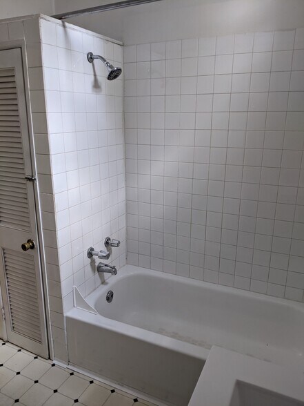 Shower / tub (CLEAN AS OF JUNE 3RD 2022) - 1427 N Elk Grove Ave