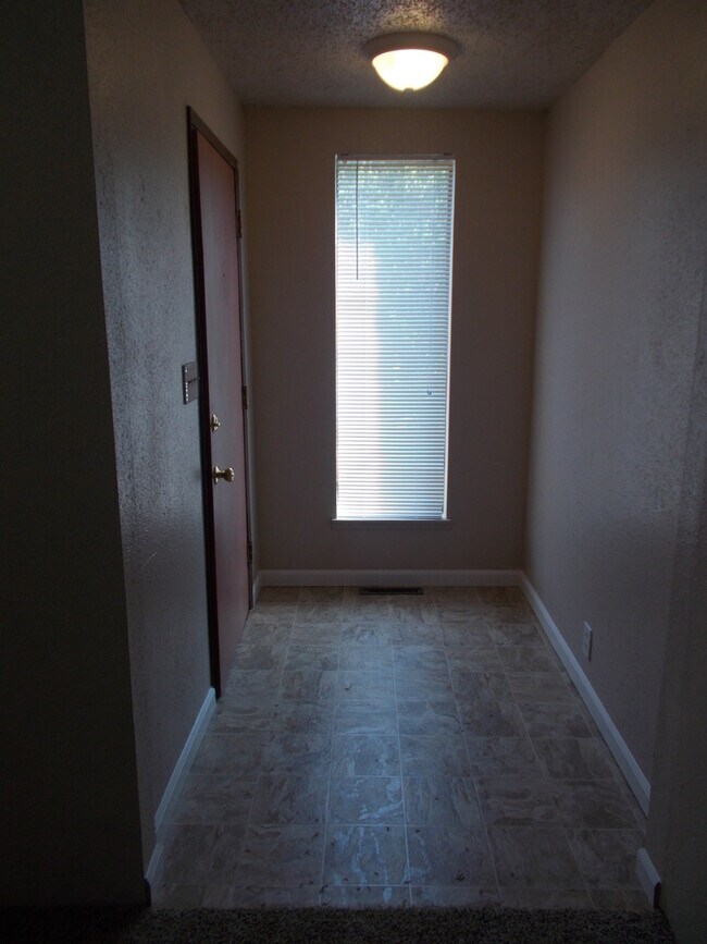 Building Photo - 2 Bedroom, 1 Bath house with a Huge Backyard!