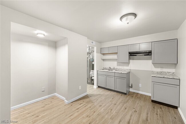 Building Photo - 167 N Seiberling St
