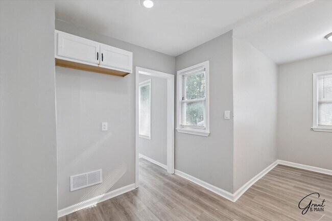 Building Photo - $1350 3 bedroom