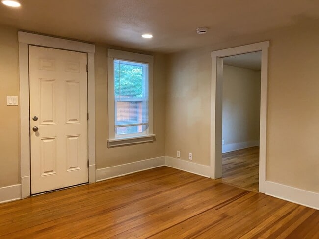 Building Photo - 135 N Sherwood St