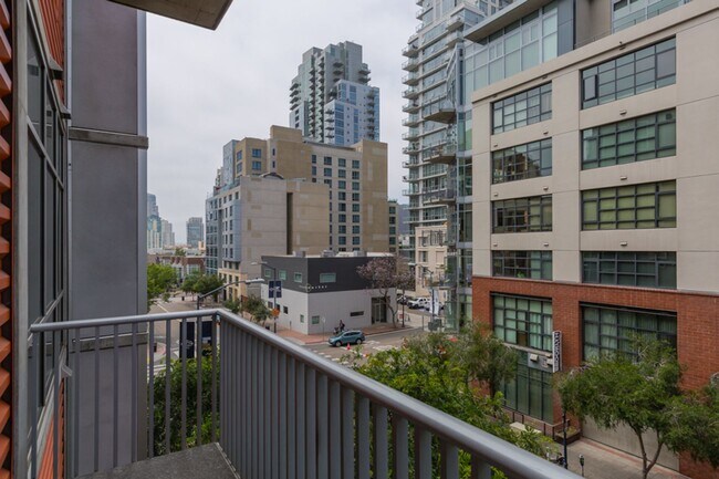 Building Photo - 2 bedroom 2 story East Village loft at Fah...