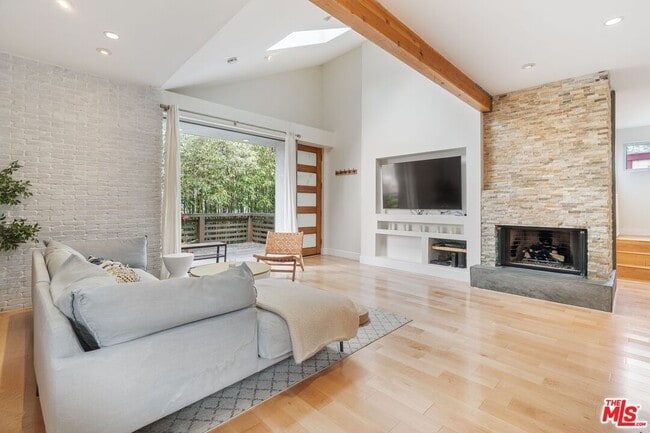 Building Photo - 678 Broadway St