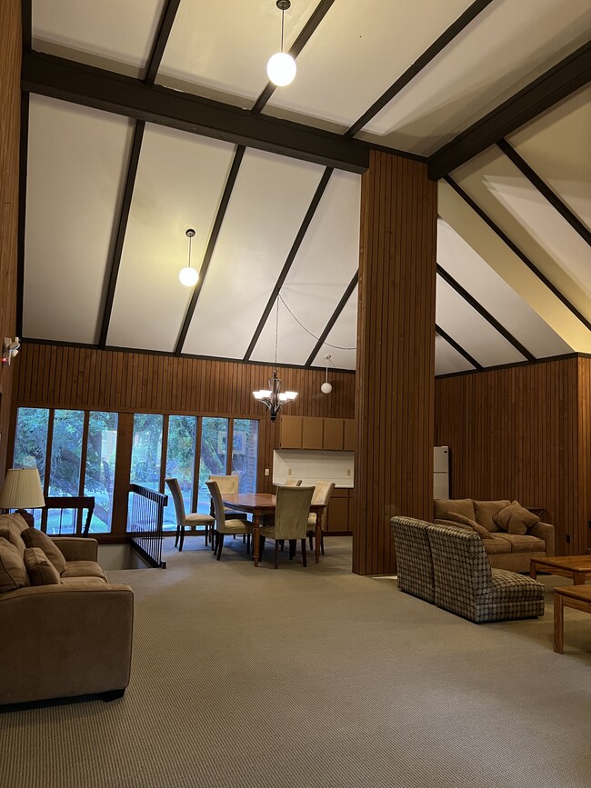 Building Photo - 1168 S Foothill Dr