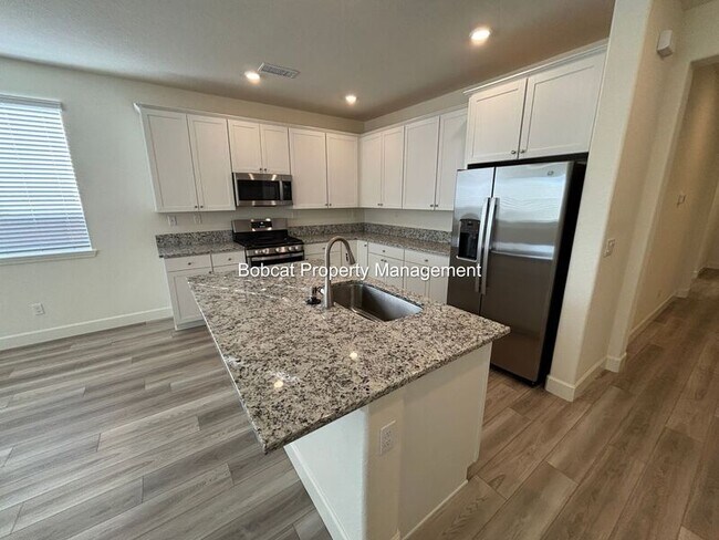 Building Photo - 925 Nelle Dr