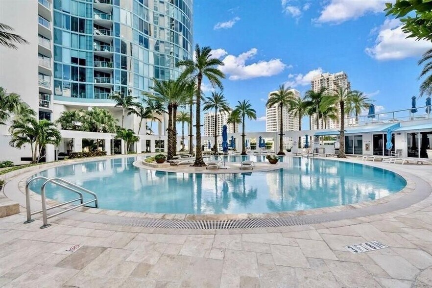 Building Photo - 333 Las Olas Way