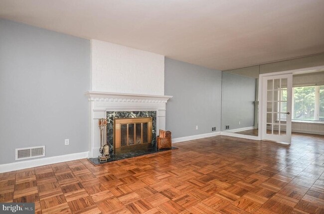 Building Photo - 3313 W Coquelin Terrace