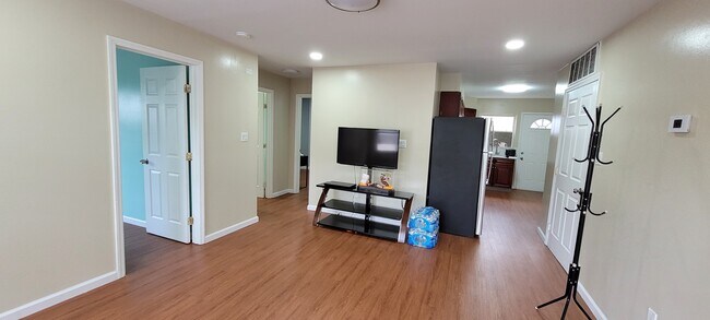 Living room - 166-10 140th Ave