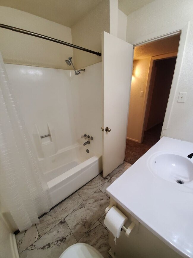 Building Photo - 1606/1608 Cloverdale