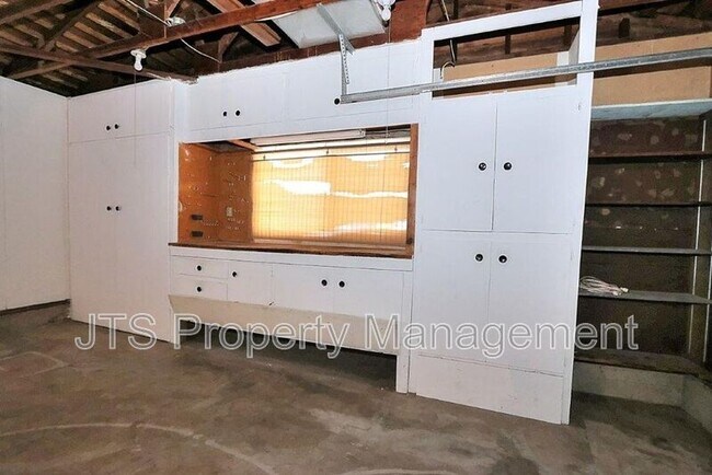 Building Photo - 10624 Chardonay Dr