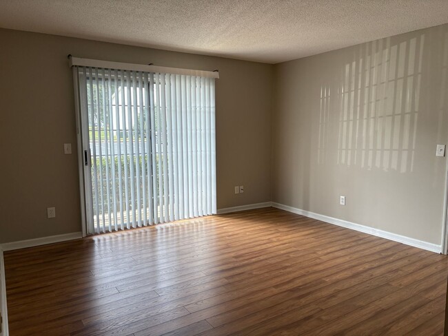 Building Photo - 2 Bedroom,1 Bathroom Condo in Greensboro!