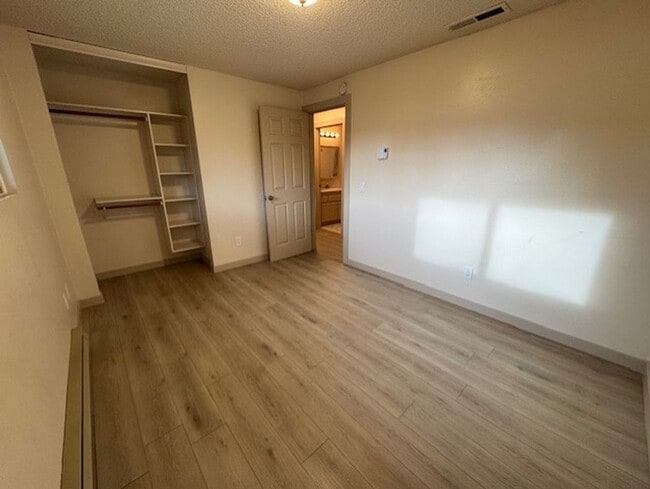 Building Photo - Updated home in a desirable SE neighborhood on a large lot