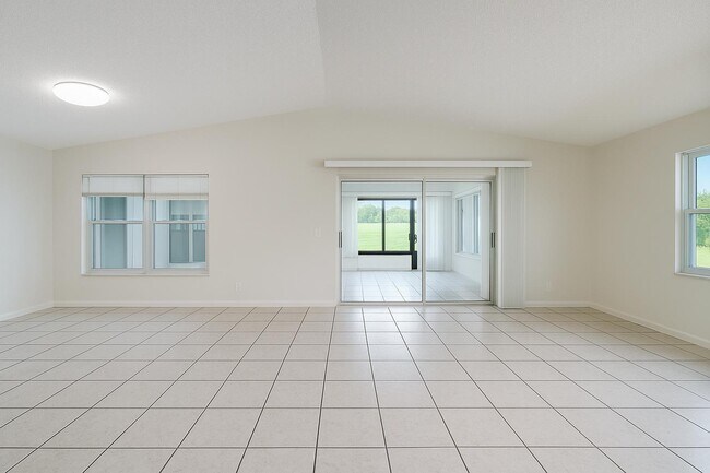 Building Photo - 646 SW 20th Ct