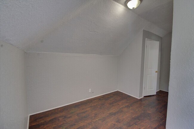 Building Photo - Upper level unit