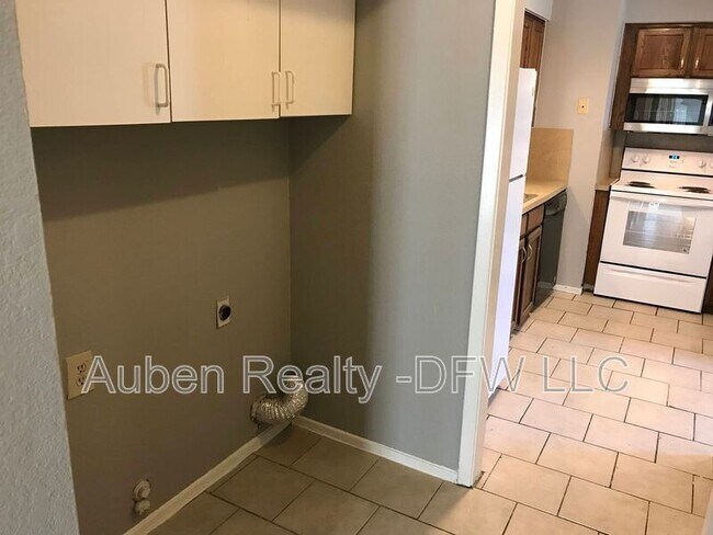 Building Photo - 118 Maple St