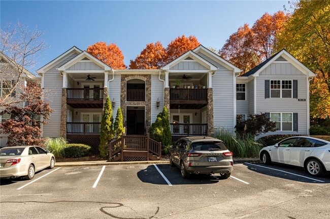 Building Photo - 402 Madison Ln S E