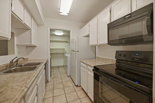 Building Photo - $1,645.95, 2 bed, 1.5 bath, located in Lakewood with Washer and Dryer