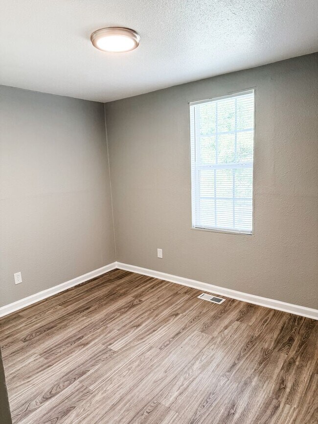 Building Photo - 4033 Ivy Ave