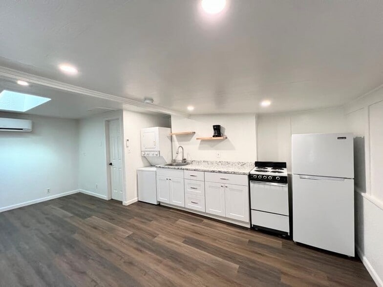 Kitchen, in-unit washer/dryer - 301 N Columbus Ave