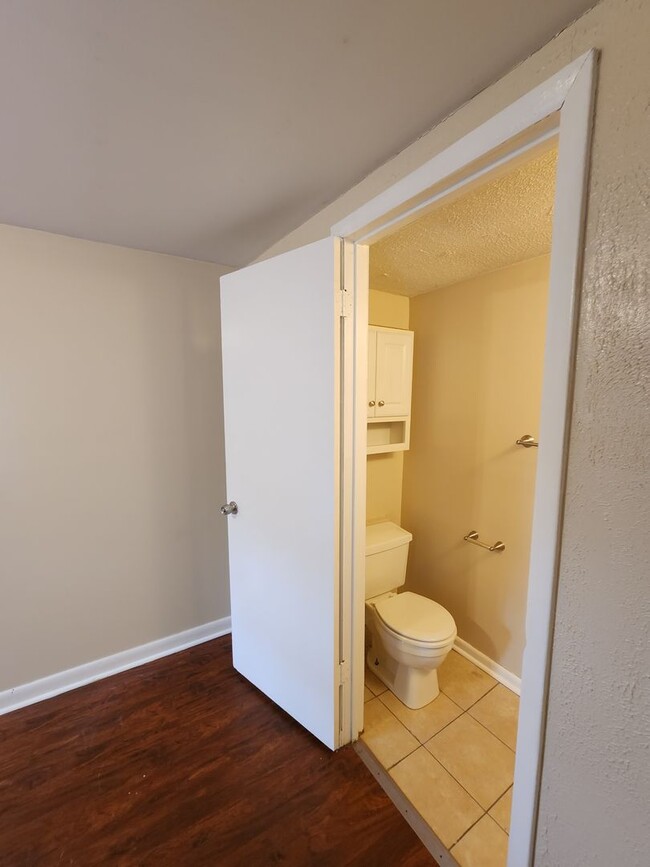 Building Photo - 3 Bedrooms, 1.5 Bath Brick Bungalow with Basement & Large Yard.  Close to UofL.