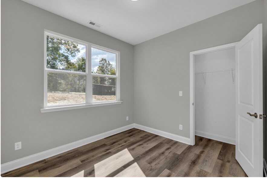 Building Photo - 102 Hogan Hts Dr