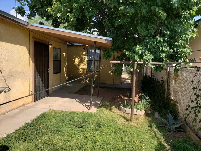 Building Photo - Small 2 bedroom 1 bath Apartment